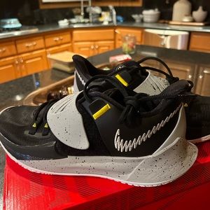 Never worn, brand new Kyrie Low 3